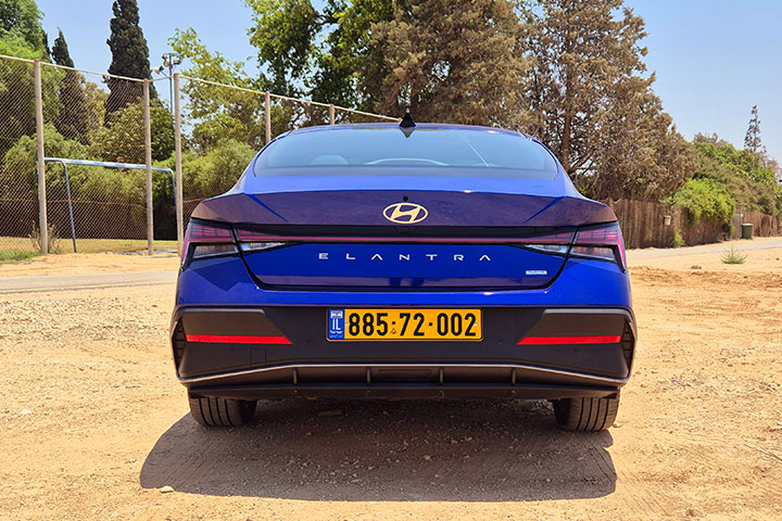 יונדאי אלנטרה היברידית - מבט אחורי