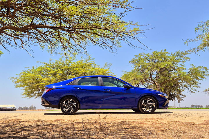 יונדאי אלנטרה היברידית - מבט צד