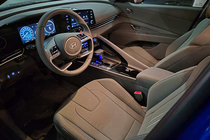 יונדאי אלנטרה היברידית - פנים הרכב