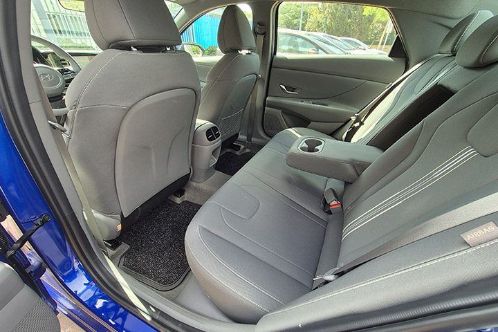 יונדאי אלנטרה היברידית - מושב אחורי