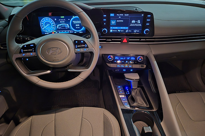 יונדאי אלנטרה היברידית - פנים הרכב