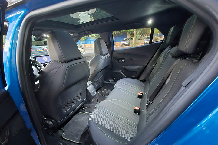 פיג'ו 2008 GT - מושב אחורי