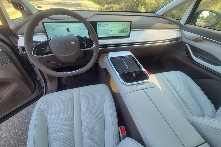 פנים הרכב - MAXUS MIFA 7 מקסוס מיפה