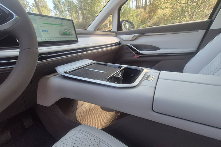 פנים הרכב - MAXUS MIFA 7 מקסוס מיפה