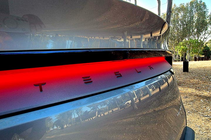 החדשה במבחן דרכים - קארדייט Y טסלה מודל