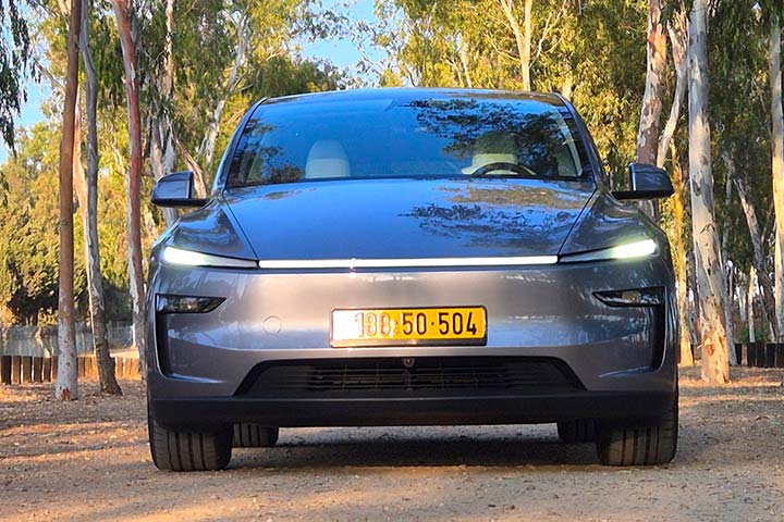 החדשה במבחן דרכים - מבט קדמי - קארדייט Y טסלה מודל