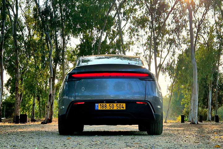 החדשה במבחן דרכים - מבט אחורי - קארדייט Y טסלה מודל