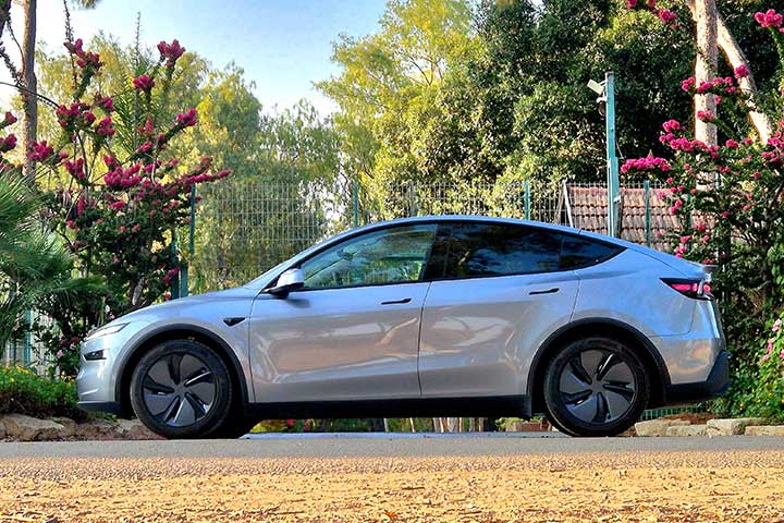 החדשה במבחן דרכים - מבט צד - קארדייט Y טסלה מודל