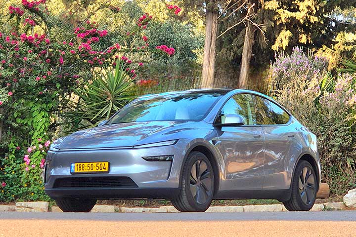 החדשה במבחן דרכים - קארדייט Y טסלה מודל