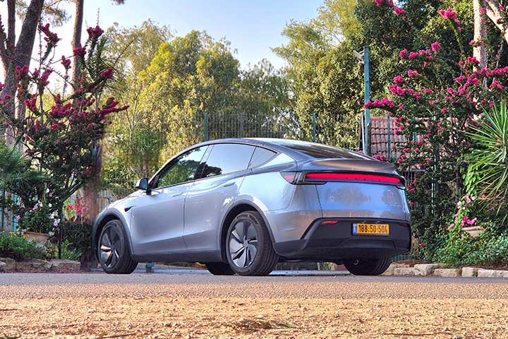 החדשה במבחן דרכים - קאר דייט Y טסלה מודל