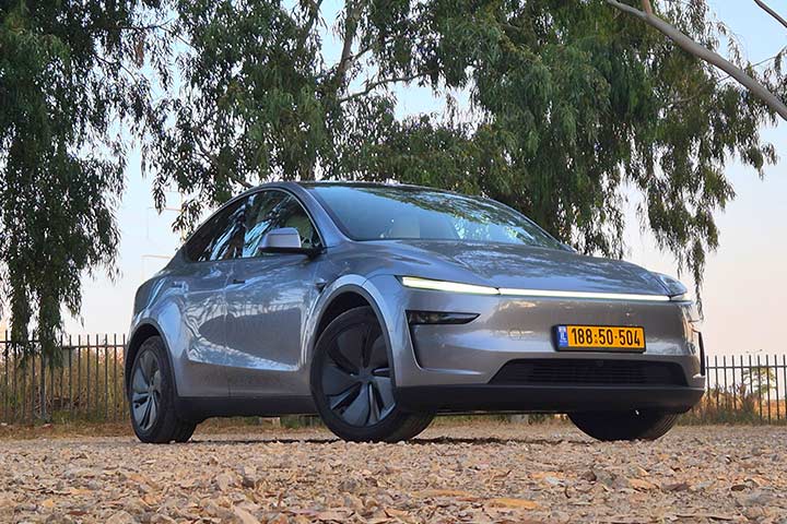 החדשה במבחן דרכים - קארדייט Y טסלה מודל