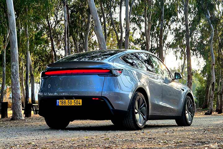 החדשה במבחן דרכים - קארדייט Y טסלה מודל