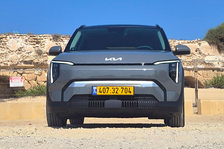 קיה במבחן דרכים - מבט קדמי - קארדייט KIA EV3