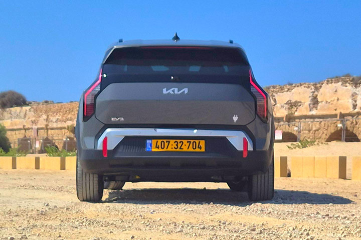 קיה במבחן דרכים - מבט אחורי - קארדייט KIA EV3