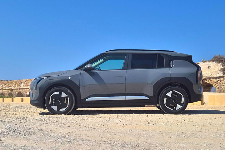 קיה במבחן דרכים - מבט צד - קארדייט KIA EV3