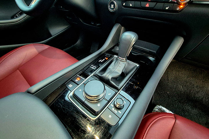 cardate - מאזדה 3 טורבו - פנים הרכב