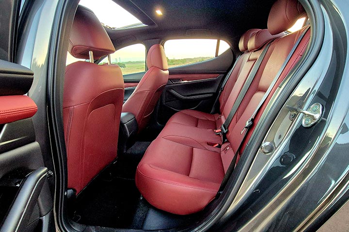 cardate - מאזדה 3 טורבו - מושב אחורי