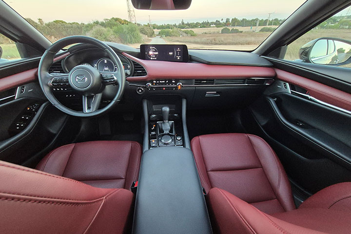 cardate - מאזדה 3 טורבו - פנים הרכב