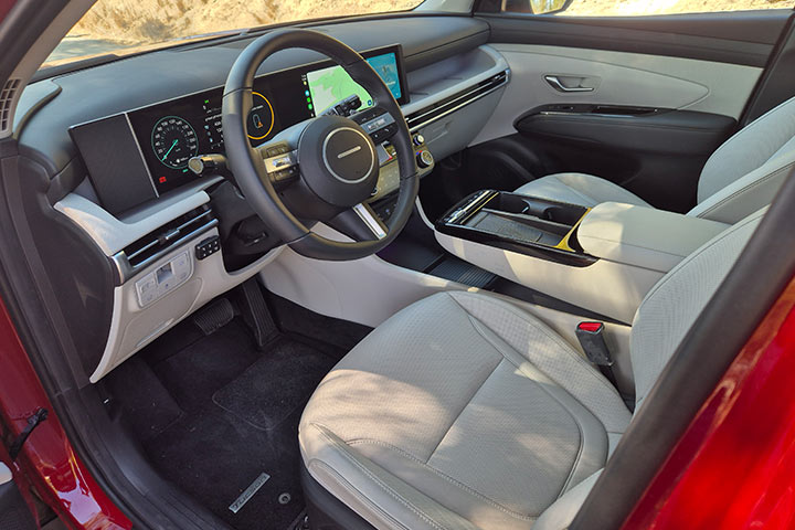 car date - יונדאי טוסון היברידי - פנים הרכב