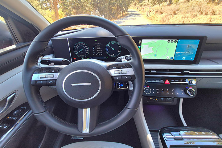 car date - יונדאי טוסון היברידי - פנים הרכב