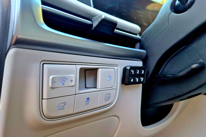 car date - יונדאי טוסון היברידי - פנים הרכב