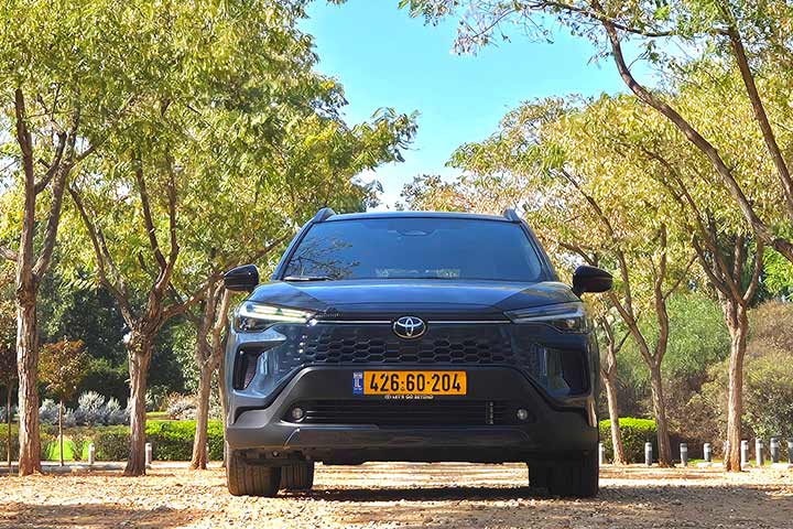 טויוטה קורולה קרוס המעודכנת - מבט קדמי - cardate