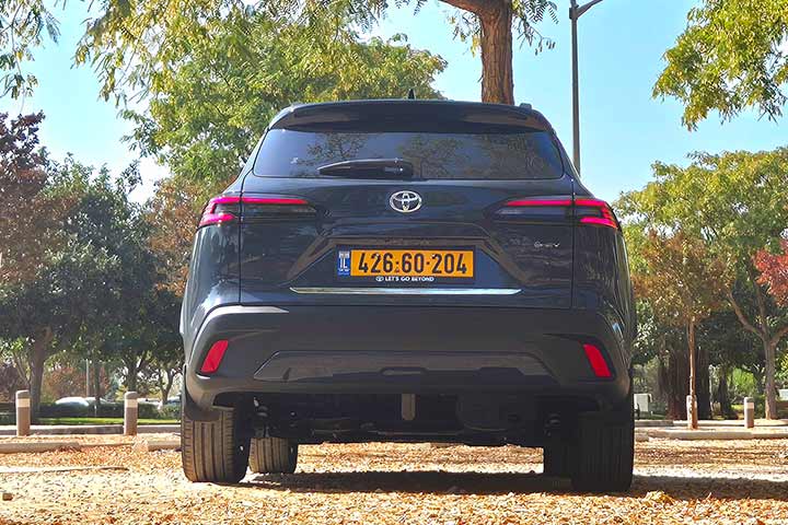 טויוטה קורולה קרוס המעודכנת - מבט אחורי - cardate