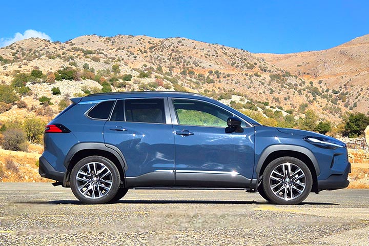 טויוטה קורולה קרוס המעודכנת - מבט צד - cardate