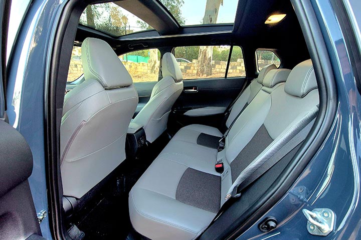 טויוטה קורולה קרוס המעודכנת - מושב אחורי - cardate