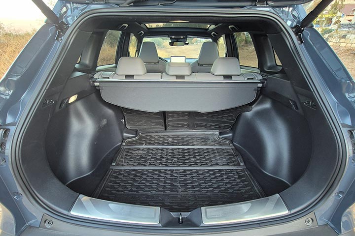 טויוטה קורולה קרוס המעודכנת - תא מטען - cardate