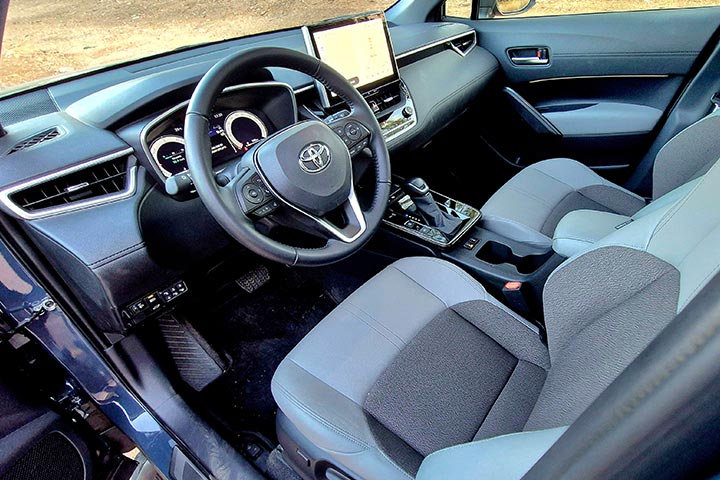 טויוטה קורולה קרוס המעודכנת - פנים הרכב - car date