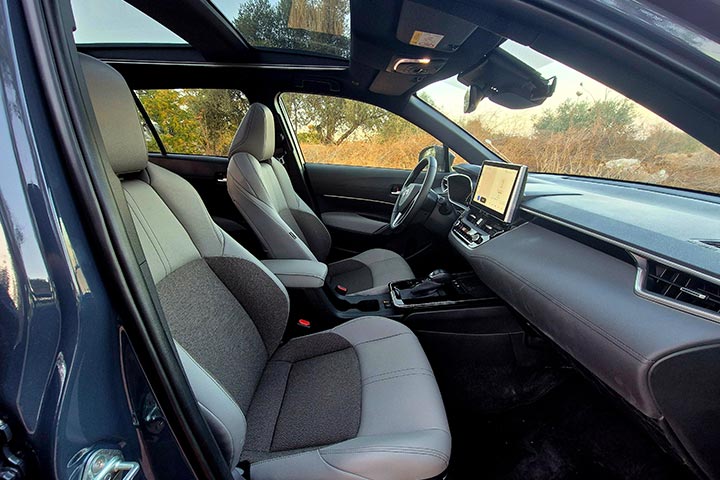 טויוטה קורולה קרוס המעודכנת - פנים הרכב - car date