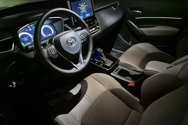 טויוטה קורולה קרוס המעודכנת - פנים הרכב - cardate