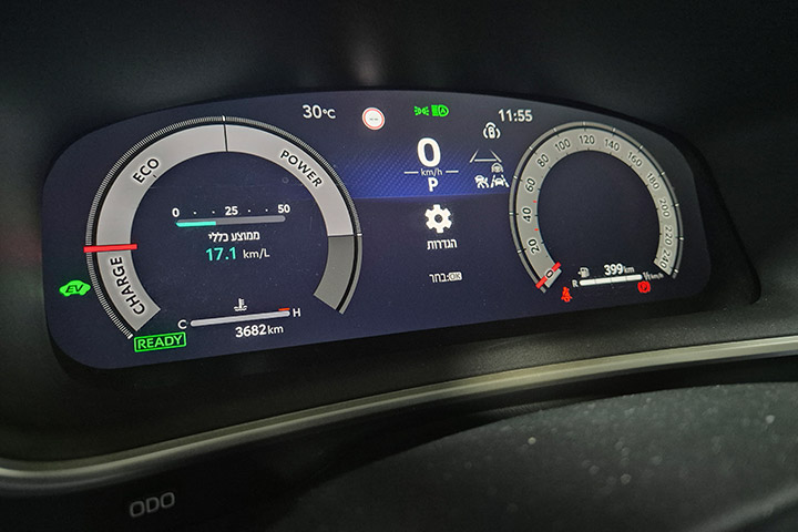 טויוטה קורולה קרוס המעודכנת - לוח מחוונים - cardate