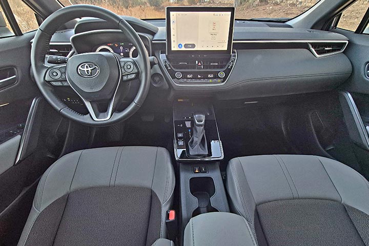 טויוטה קורולה קרוס המעודכנת - פנים הרכב - cardate