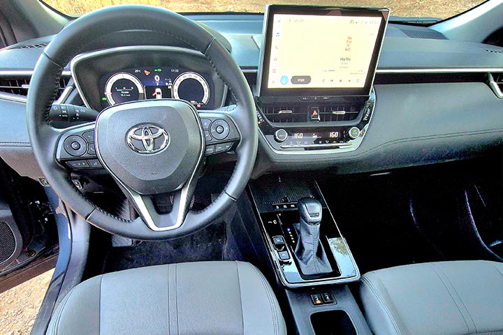 טויוטה קורולה קרוס המעודכנת - פנים הרכב - cardate