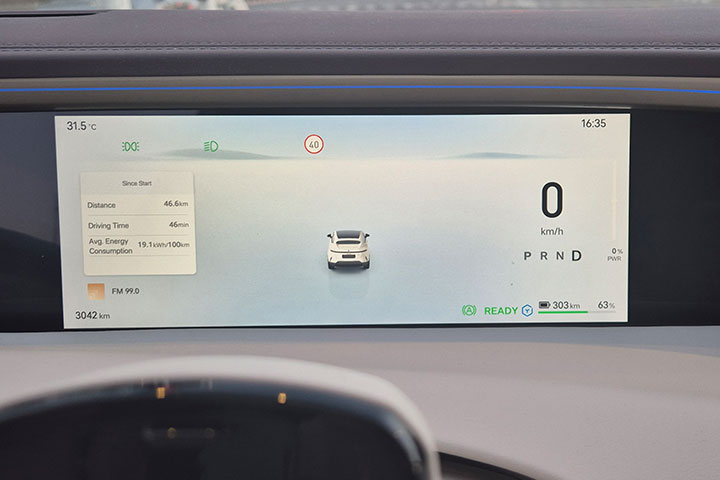 במבחן דרכים - לוח מחוונים - קארדייט AVATR 11 אוואטר