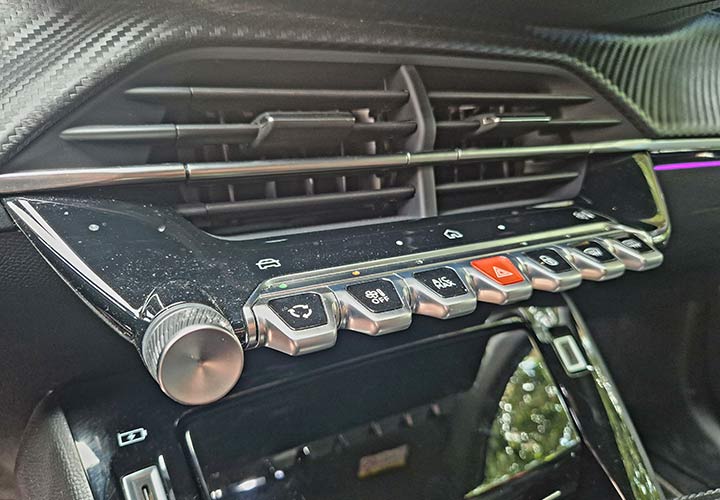 cardate - פנים הרכב - Peugeot 208 GT פיג'ו