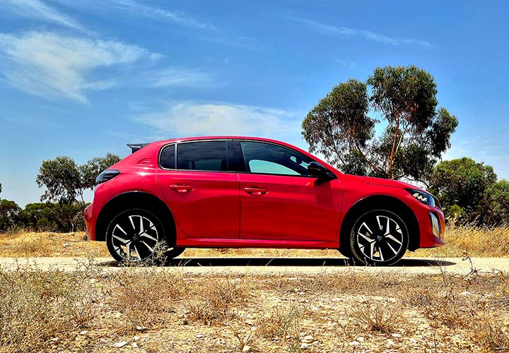 במבחן דרכים - קארדייט Peugeot 208 GT פיג'ו